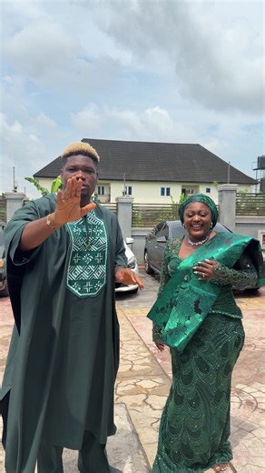Flower Boy Wedding: Collins Meets Their Cake Vendor