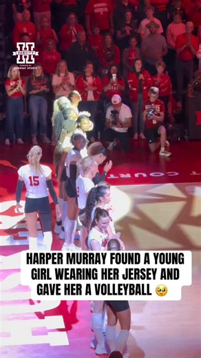 Hail Varsity on X: "Harper Murray spotted a young girl wearing her jersey and ran a volleyball up to her during the starting lineup introductions. 🥹❤️" / X