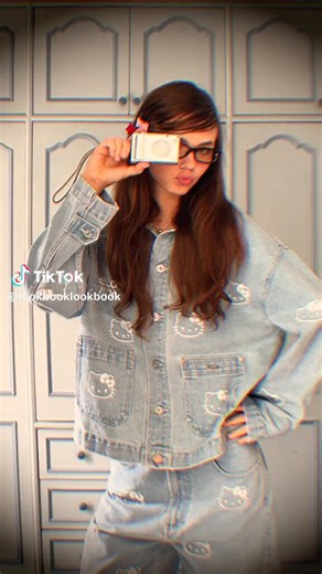 タイのファッションブランド🎀「lookbooklookbook」×ハローキティコラボ第2弾が登場🇹🇭第1弾も即完売だった大人気シリーズ、今回のデニムセットアップとか可愛い😍今回も瞬く間にソールドアウト💦まあ、買えたとて着こなせないかな😂TikTok元動画はこちら👇https://t.co/t4MCBbwXCP https://t.co/FQ808Kq0Px