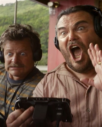 令和に『アナコンダ』ブルーレイがアマゾンで暴れてる……🐍 『アナコンダ』未見で『俺たちのアナコンダ』観に行く人に少しだけ作品説明します！ 👇🏻・アマゾン奥地ででかいヘビに襲われる映画です。デカいです。・ジェニファー・ロペスとかアイス・キューブとかジョン・ボイトが出てます。以上！