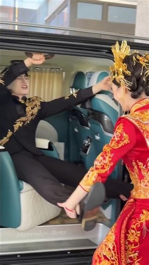 Funny Wedding Moment 😂 Bride Can’t Stop Laughing on Her Big Day! #wedding #love #shorts