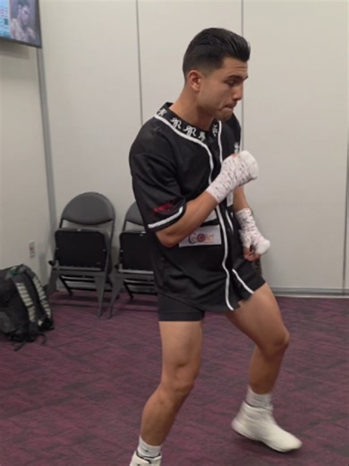 Así calienta el “Toro”🔥🥊 Armando Reséndiz ya está listo para subir al ring y enfrentar a Jaime Munguía en una pelea que promete intensidad desde el primer round. #SábadoAzteca #BoxAzteca 🔴 EN VIVO: David Benavidez vs 'Zurdo' Ramírez y Jaime Mungía vs 'Toro' Reséndiz, Al terminar Tigres vs Chivas por Azteca 7 y aztecadeportes.com 👀