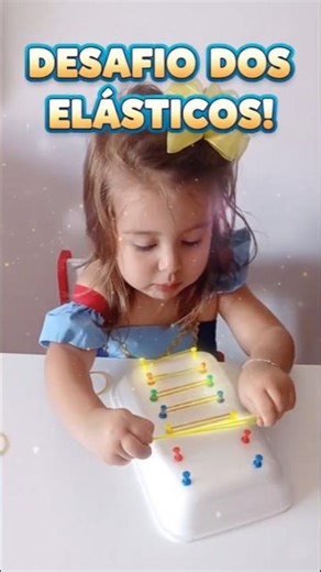 Maitê (3 anos) brincando de Geoboard caseiro: esticando elásticos nos alfinetes!