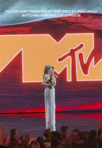 So let’s get into it! 0️⃣ Taylor Swift premieres the #PatientZero music video and watches onstage with Dakota Johnson at the #VMAs! 🤩🫶 #taylorswift #dakotajohnson #tloastheencore