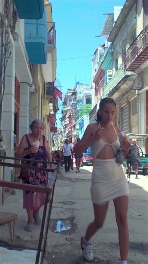 The Red Car Comes Down the Street | Havana in the Sun 🇨🇺