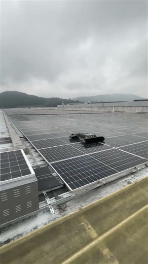 PV panel cleaning robot