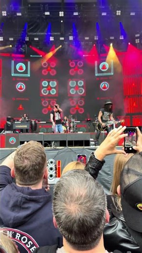 🎤🎸 Guns N’ Roses Axl Rose older hands same storm breaking loose again #gunsnroses
