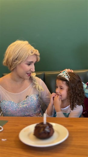 Frozen: Elsa and Anna say goodbye to their new friend
