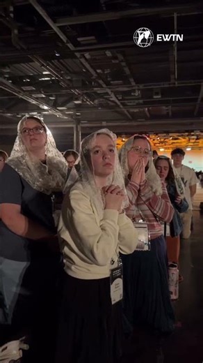 16,000 Catholics adoring Jesus in Eucharistic Adoration at #SEEK26