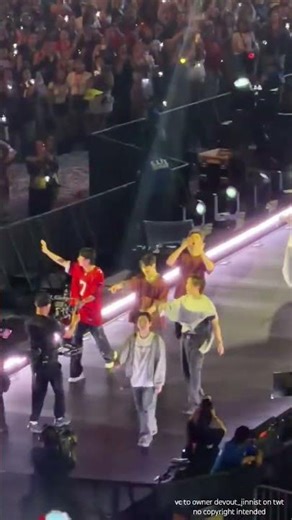 members leaving the stage end of concert tampa d-2 🔥