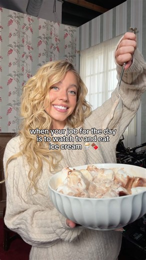 Sydney Sweeney on set for the SYRN holiday campaign #bts