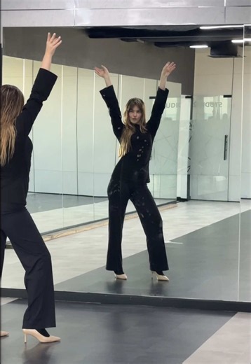 ‏رح امشي في Dubai Fashion Week! #اليونا | model walk