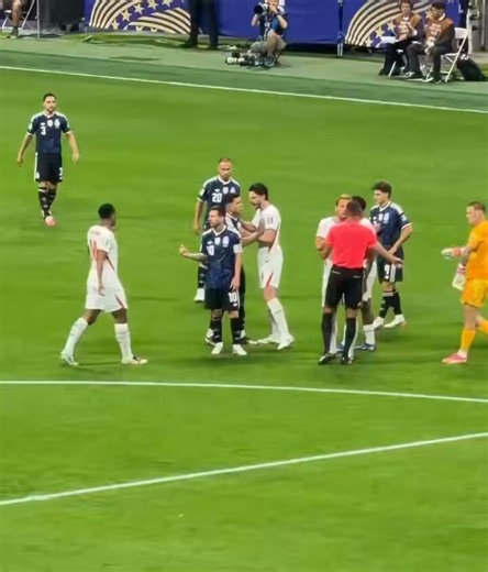 This is so satisfying! Jude Bellingham is giving a big mouthful to Messi and telling him that Argentinians are cheaters 😂😂! #England #ENGARG