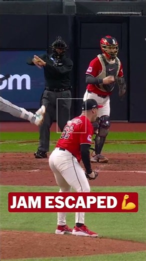 Erik Sabrowski strikes out Munetaka Murakami to strand the bases loaded!