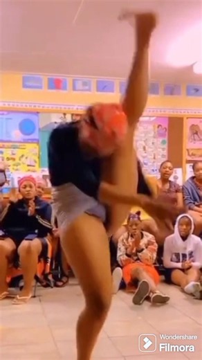 Best 3 stomp high kicks of Indlamu Zulu traditional African dance. African culture