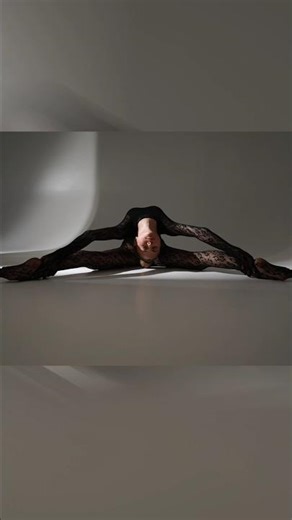 🇺🇦 Model poses for photoshoot📸 Rhythmic gymnastics. Model Valeriia