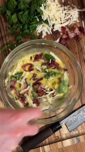 A bacon & spinach quiche to start off the weekend 🥓😋