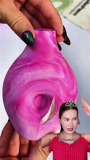 Aquela Karen enquanto a filha se apresenta ✨