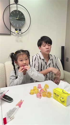 Seeing my girl eating snacks, I also want to eat one