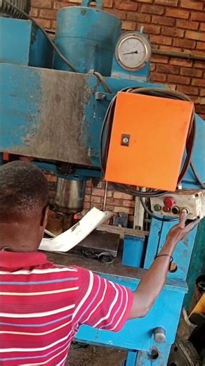 PANEL BEATING TRUCK'S FENDER PROCESS, USING HYDRAULIC PRESSER TK STRAIGHTEN SHEET METAL IN WORKSHOP