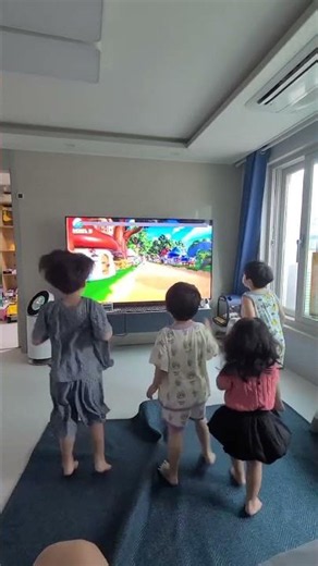 4 KIDS PLAY THE SMURFS RUN! 🍄🏃 JUMP, DUCK & DODGE WITH THE SCREEN! ⚡