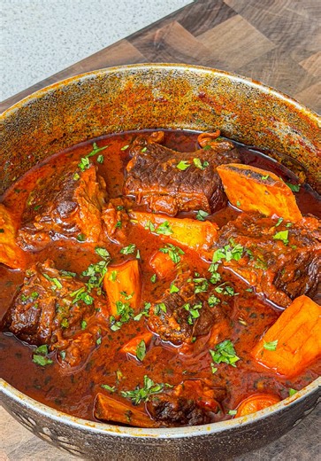 I spent FOUR weeks eating through Brazil.. 🇧🇷 welcome to my NEW SERIES ‘Stews of Latin America’ welcome to my new mini series, where I’ll be taking you on a journey through the world of Latin American stews today’s episode takes us to Brazil, to make one of cosiest stews I ate, slowly braised beef short ribs in a rich tomato based sauce. 2 tbsp beef dripping or any fat you choose 750g beef short ribs 1 large brown onion finely diced 4 large tomatoes quartered 4 bay leaves 1/2 tsp orange food c