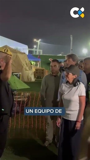 La presidenta de Venezuela, Delcy Rodríguez, saluda a los efectivos de la UME
