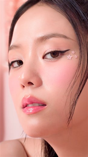 Better, more addictive than ever! Anya Taylor-Joy, Willow Smith, and Jisoo shine with the new Dior Addict Lip Glow Oil – now in three ultra-shine finishes: juicy, sparkly, and glaze and hydrating for 24h. #DiorBeauty #DiorMakeup #DiorAddict | Dior