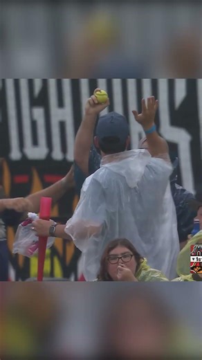 Fan Makes a Catch in the Rain to Help the Indianapolis Clowns 🌧️🤯🍌