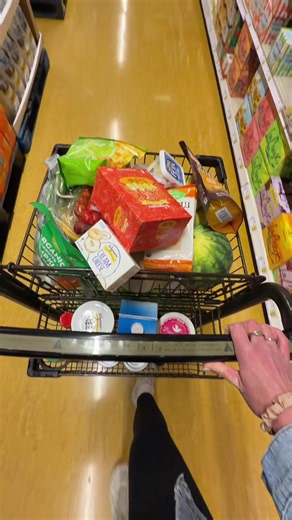 This week’s menu is below!! 😊💛 🥭Mango Coconut Chia Seed Pudding 🥒Greek Quinoa Bowls with grilled chicken 🌽Mexican Pasta Salad 🍗Baked Crispy Hot Honey Chicken 🍑Chipotle Chicken Bowls with Peach Salsa 🍜Cold Rice Noodle Salad with grilled chicken #groceryhaul #groceryshopwithme #vlog #weeklymenu #dinnerideas