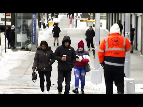 Los neoyorquinos le hacen frente a la peor nevada de los últimos tres años | Noticias Telemundo