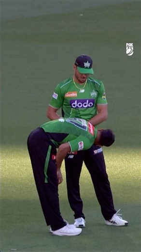 Haris Rauf may have dislocated his finger, but Marcus Stoinis fixed it 😳 #cricket #bbl15 #bigbash