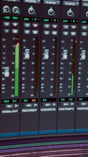 Avid Pro Tools on X: "🎵 Recording & mixing new music 📷 Chord Overstreet ▶️ https://t.co/c9aCYAIzrw #chordoverstreet #musicproduction #daw #avidprotools #protools #avid #avidcreator" / X
