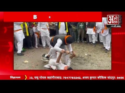 धामपुर में नगर कीर्तन में तलवारबाजी के करतब देखने उमड़े लोग।