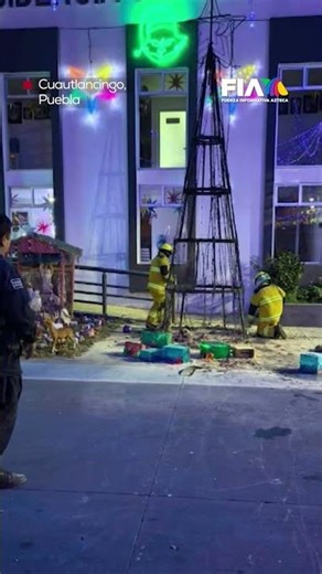 Niños incendian intencionalmente árbol de Navidad en Puebla; se queman las decoración y los regalos