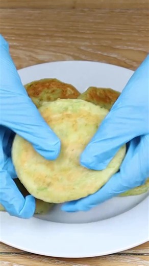 Healthy Potato & Broccoli Patties 🥔🥦✨ Crispy on the outside, soft on the inside, and packed with flavor! A quick, easy, and nutritious recipe the whole family will love. Save this recipe and try it today! #HealthyRecipes #PotatoPatties #Broccoli #EasyRecipe #HealthyFood