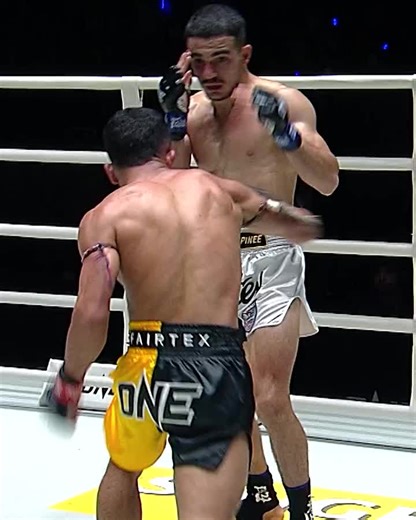 Epic Muay Thai Knockdowns: Khanzadeh vs. Kritpet