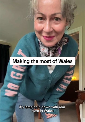 What do you do when you’re holidaying in Wales and it’s chucking it down? You put the most glorious cardigan* from @Black&Beech on, you wrap up, and you get on with enjoying yourself! I’m staying at Lake Country Hotel & Spa and started the day with home cooked haddock and poached egg and Bircher muesli with prunes (if you know you know 😉) and so I’m set for anything. Time to explore and make some Welsh memories! sâl dal chi nes ymlaen (I’ll catch you later, in Welsh (I think)). 🏴󠁧󠁢󠁷󠁬󠁳󠁿 *