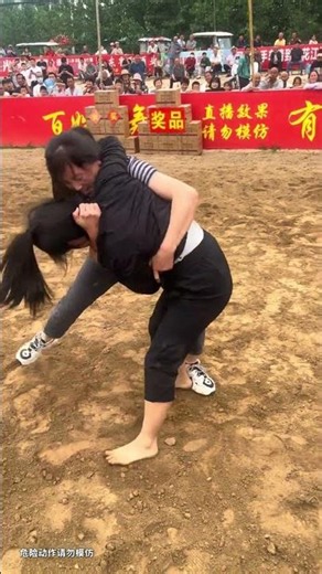 The younger sister and Cui Cui are evenly matched; let's see who falls in the end.#摔倒 #摔跤比赛 #娱乐评论大赏