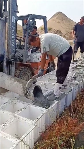 Pouring process of photovoltaic cement piers