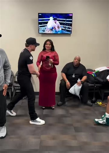 Canelo Álvarez is in the building for David Benavidez vs Zurdo Ramirez tonight, showing support for Jaime Munguía ahead of his world title fight 👀