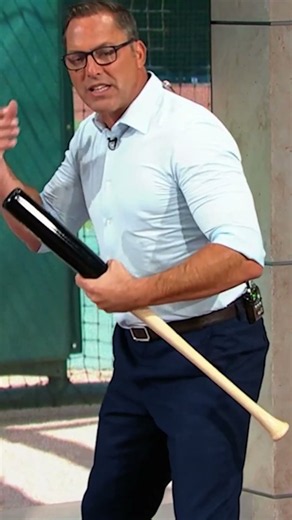 Look at how Elly De La Cruz uses his hips! #shorts