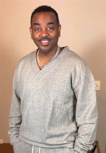 This men’s two-piece set from KZZZ is an easy win when you want to look put together without overthinking it. The jacquard top adds texture, the drawstring pants keep it comfortable, and the fit works for everyday wear or casual holiday events. Simple, clean, and easy to style with sneakers or boots. If you like coordinated outfits that feel comfortable but still look intentional, this one’s worth checking out. #KZZZ #MensFashion #TwoPieceSet #TikTokShopCreatorPICKS #HolidayOutfit