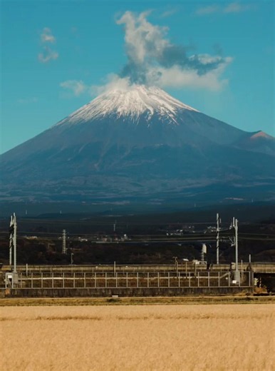 Shinkansen to Fuji 🏔 https://t.co/6Z2dHjcCh8