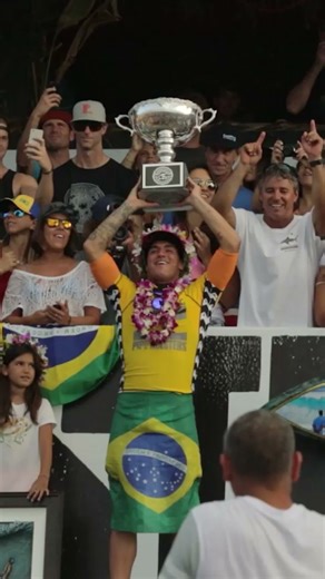32 anos fazendo história no surfe. Feliz aniversário, @GabrielMedina10! #MedinaBruto #SalTV