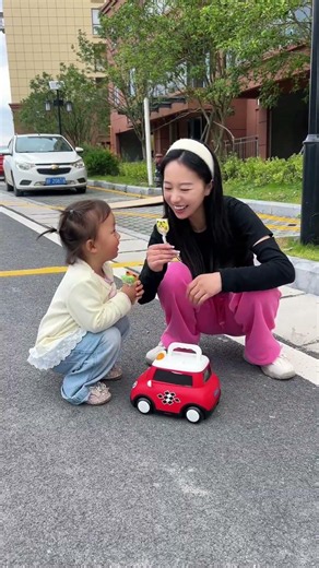 A baby sharing candy with strangers! #Kindness #PositiveVibes