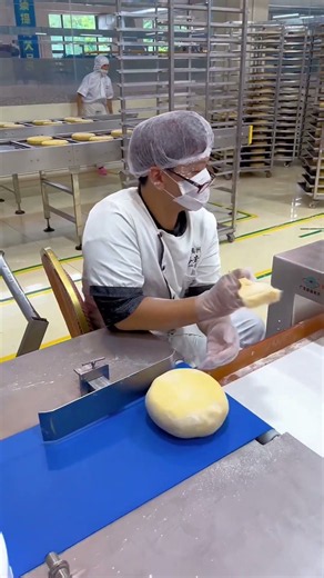 Working in the mooncake workshop is easy with no stress.#India