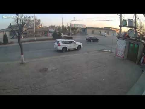 Car hit during U-turn at intersection in Neimenggu, China
