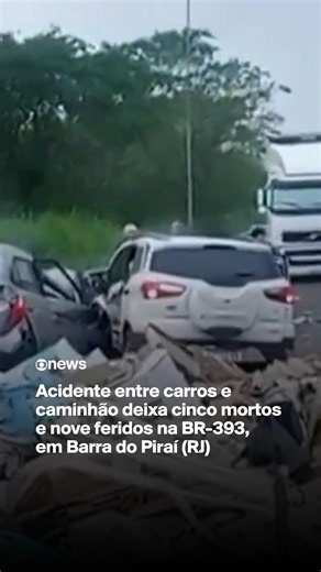 Acidente entre carros e caminhão deixa cinco mortos e nove feridos na BR-393, em Barra do Piraí (RJ)