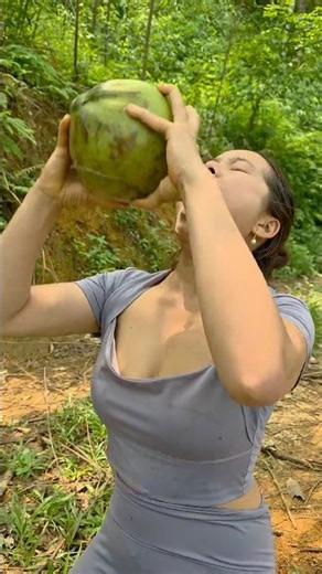 This is the BEST way to get coconut water 🥥💧 #survival #bushcraft #camping